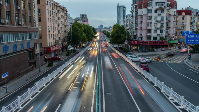 夜晚城市道路车流