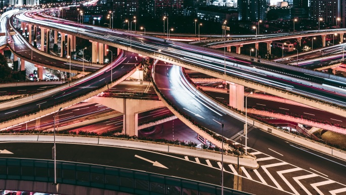 T/L TU无人机：天桥和夜间城市交通的视角