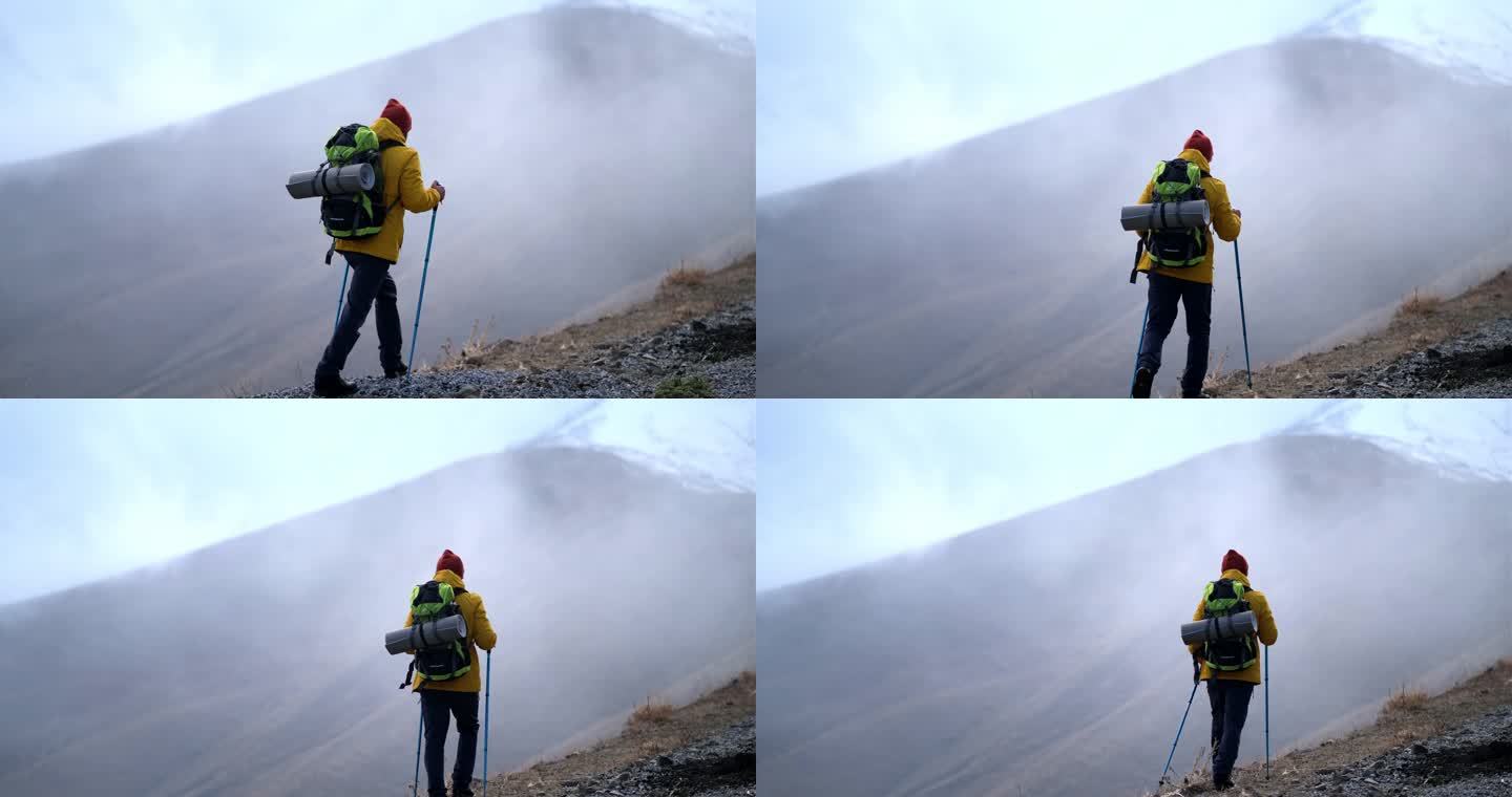 站在山顶山坡上的登山者