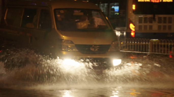 伤感失落夜晚 城市下雨 街道积水车流