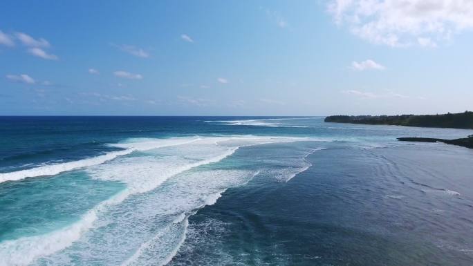 航拍壮观大海海浪层层浪花