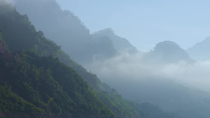 清晨山峰云雾