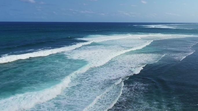 航拍壮观大海海浪后浪推前浪