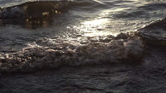 金色的水面 夕阳下的海浪