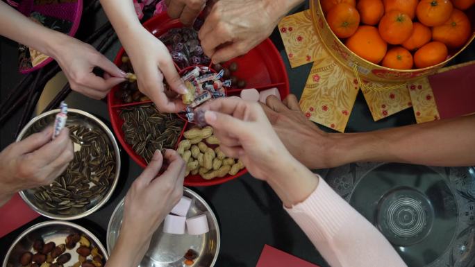 亚裔华人家庭喜欢并挑选他们的传统中国小吃