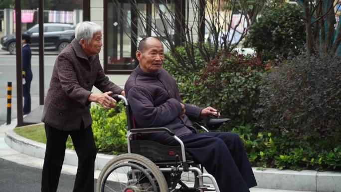 老年人 推轮椅 老伴 互相扶持 关心