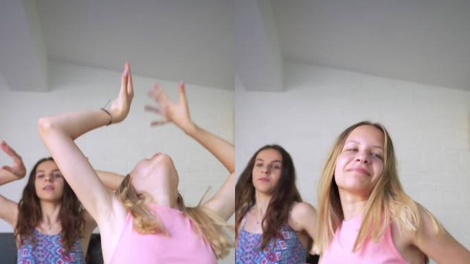 两个女孩跳舞的垂直视频