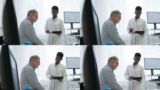 医生检查老年男性患者，并在数字平板电脑上报告