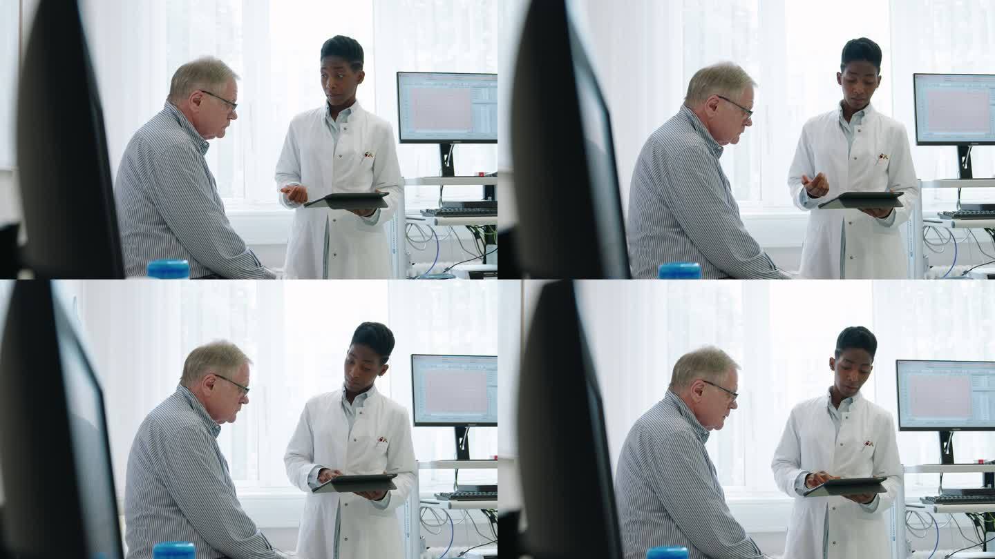 医生检查老年男性患者，并在数字平板电脑上报告