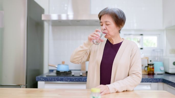 亚洲老年妇女吃药大健康产业高血压降压药