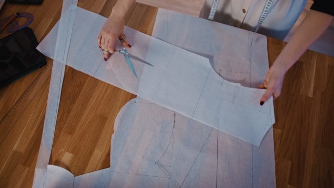 SLO MO女裁缝为未来织物产品裁剪轮廓