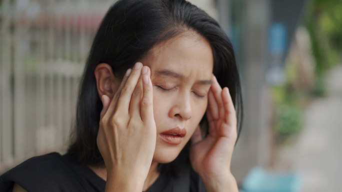亚洲妇女头痛头疼美女困扰