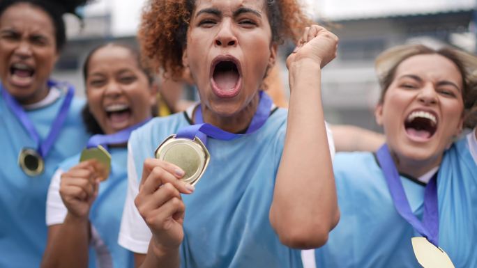 女足球运动员庆祝赢得奖牌