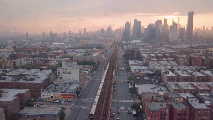 美国纽约，日落时分，一列火车穿过阳光下的皇后大道