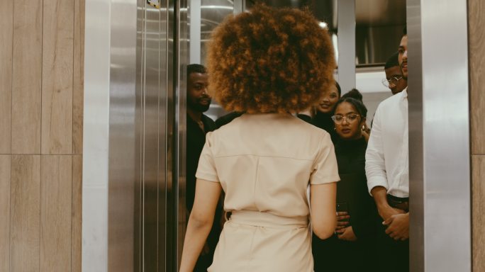 一名女商人与同事一起进入电梯的4k视频片段