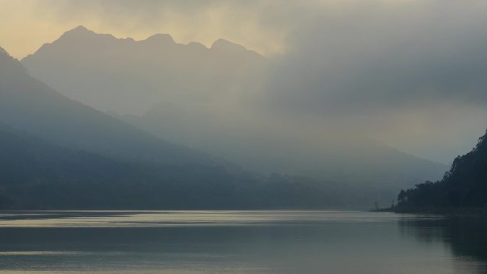 水墨江河