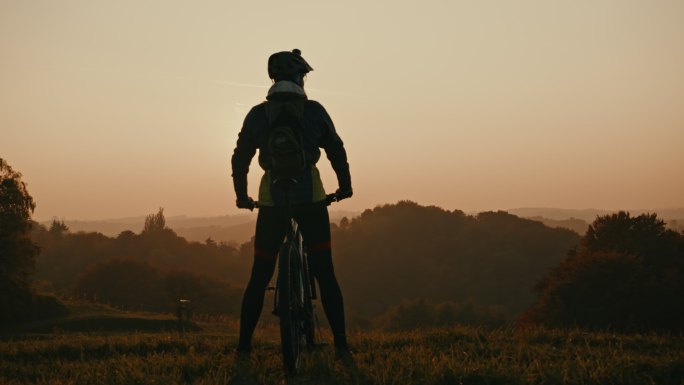 斯洛莫山地自行车手从山上欣赏乡村景色