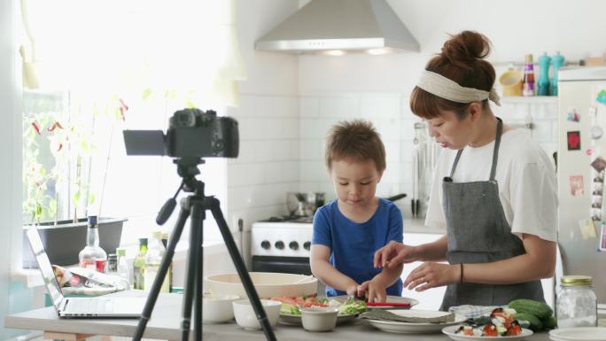 在虚拟烹饪课活动中，母亲和儿子一起制作temaki寿司卷