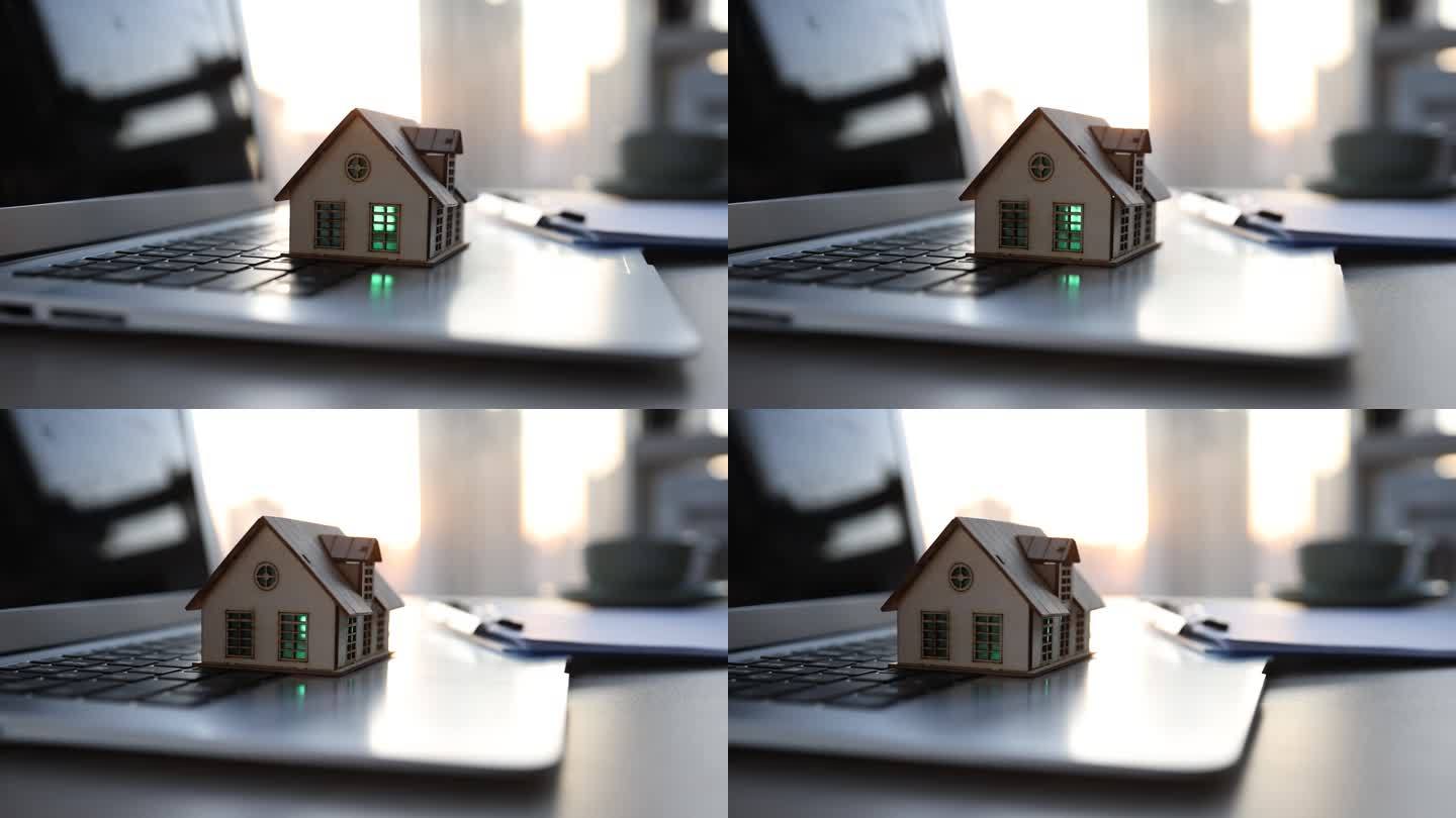 笔记本电脑上的房屋模型