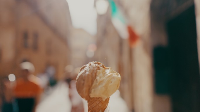 意大利托斯卡纳，一个人拿着冰淇淋散步。