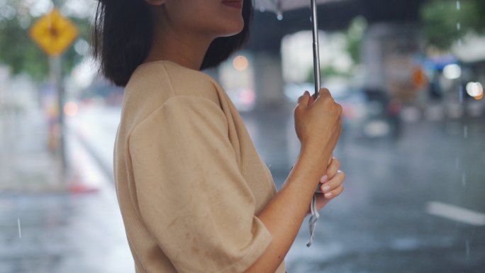 雨中撑伞的女人的慢动作