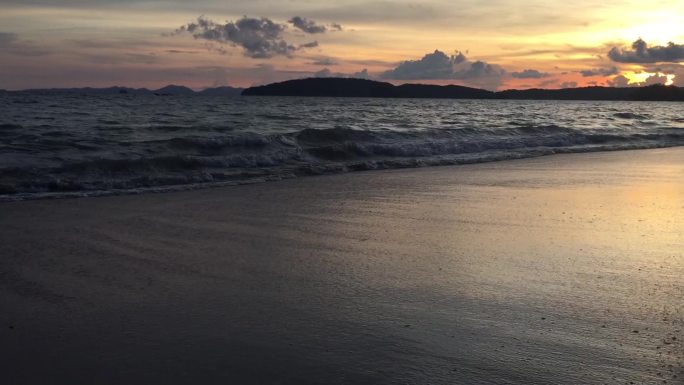 实拍泰国海边沙滩夕阳晚霞
