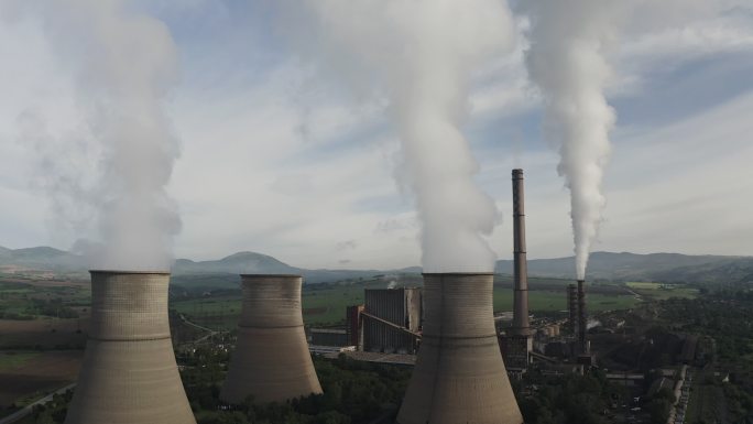 造成全球变暖、气候变化和空气污染的发电厂烟囱鸟瞰图