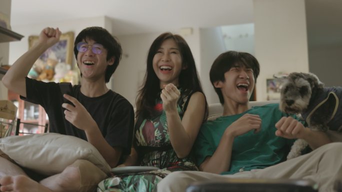 泰国球迷家庭观看足球比赛并在电视上庆祝进球-股票视频