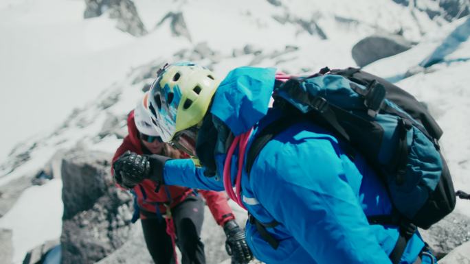 登山者两个人欧美人素材拉一把