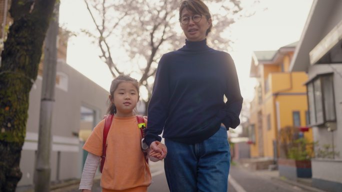 母亲带着上小学的小女儿一起去上学