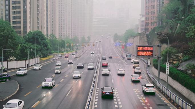 下雨中的公路上汽车车流