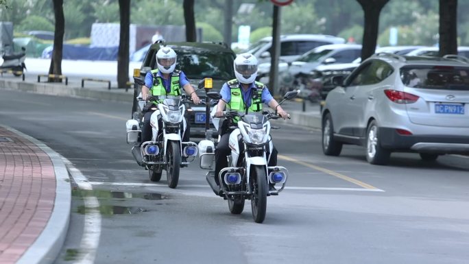 洛阳街道上骑摩托车执勤的城市管理员