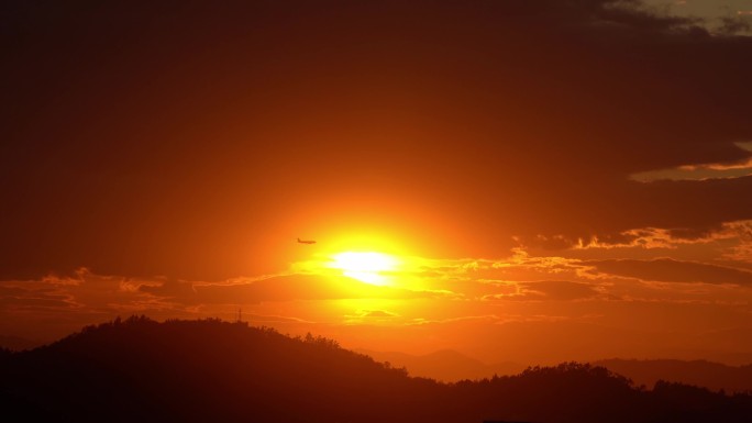 飞机飞过夕阳晚霞丁达尔效应