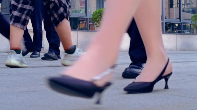 脚步行人行走清晨上班忙碌行人人群都市节奏