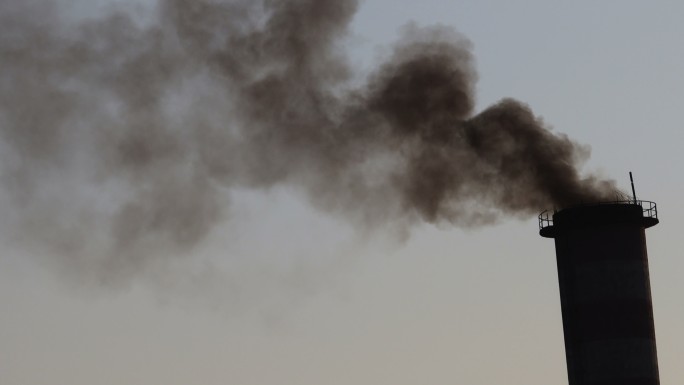 空气污染冒黑烟的烟筒废气大气污染物