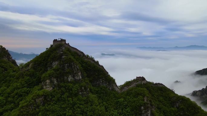 长城春天春雨后的敌楼云海