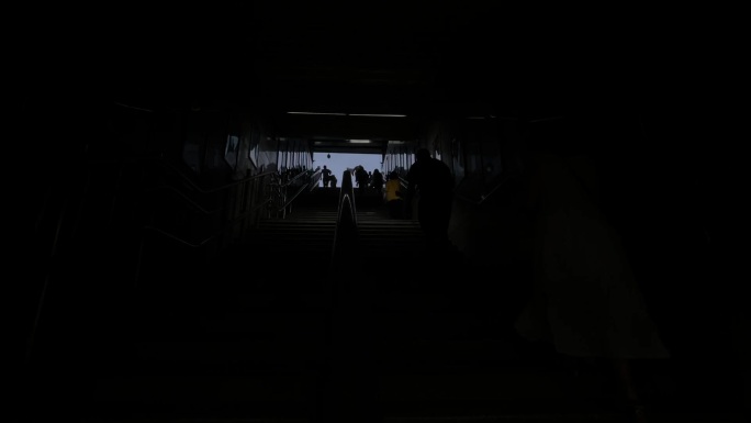 地铁站楼梯上行的人剪影