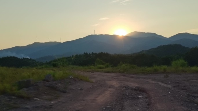 行走山间野外走上山岗迎着太阳余光逆向走路