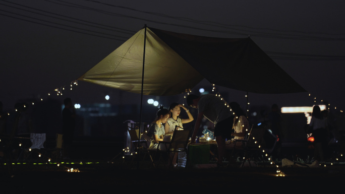 年轻人夜晚帐篷露营野餐