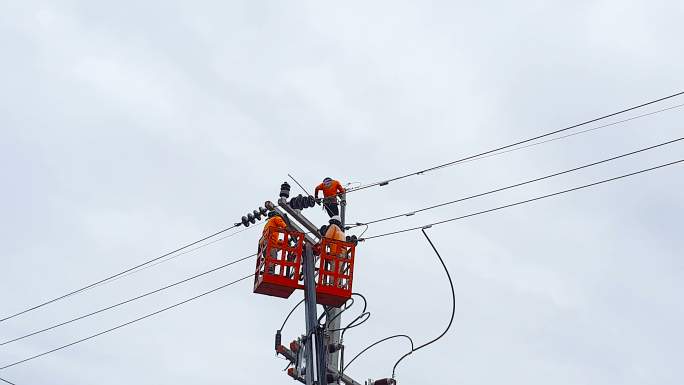 电力线工人高危作业电线杆维修