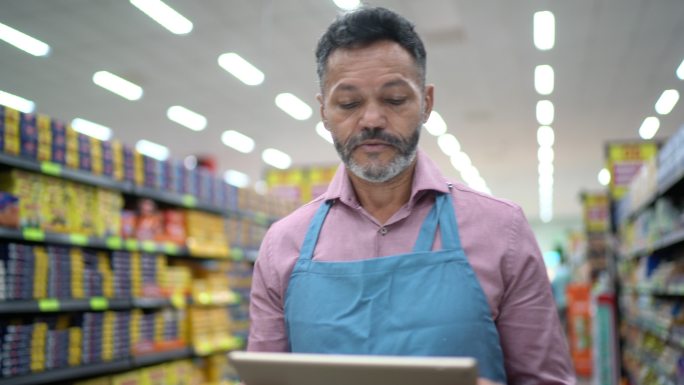 超市员工使用数字平板电脑进行调查