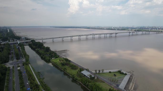 杭州钱塘江蓝天白云江东大桥沿江边风景航拍