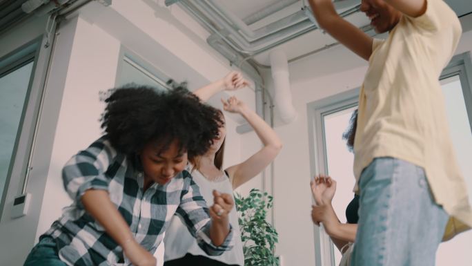 一群年轻的非洲裔美国女孩一起跳舞，唱卡拉OK