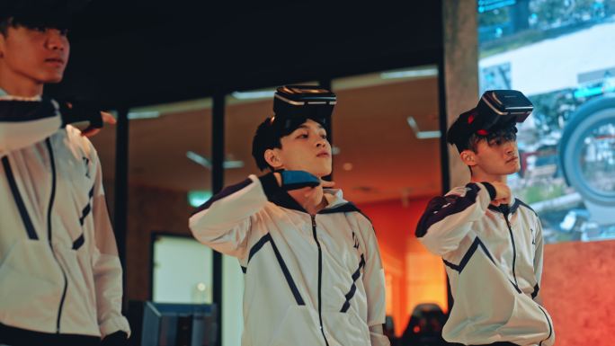 2支亚洲电竞队准备在舞台上进行虚拟现实拍摄和视频游戏的总决赛