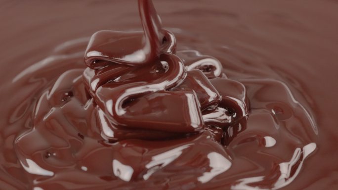 倾倒融化的巧克力制作美食美味食材