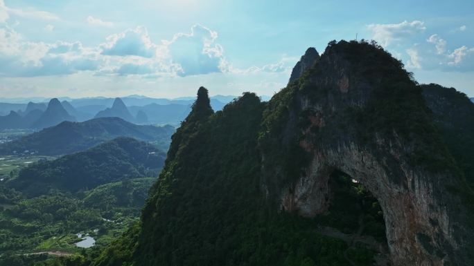 桂林阳朔月亮山