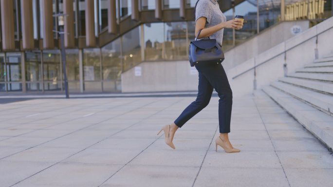 一个面目全非的女商人独自走过城市的4k视频片段