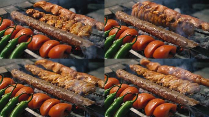 传统的烤肉串和什锦鸡。烤架上的土耳其烤肉串。
