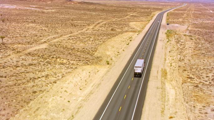 美国内华达州沙漠公路上的空中卡车