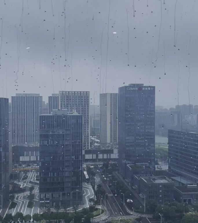 宁波东部新城雨天落地窗外雨滴落下